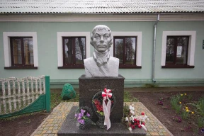 «Именем геноцида». Чиновники проговорились, куда исчез бюст Костюшко в Малых Сехновичах