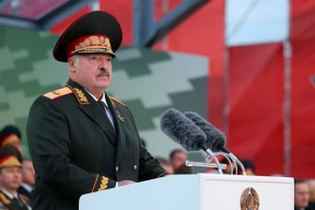 Фотофакт. Лукашенко надел на парад в Минске «яблоневую» ленточку. А к Путину — никакую