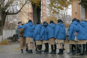 «На построениях среди этой синей реки изможденных женщин в телогрейках сбоку лежали девушки, потерявшие сознание»