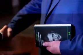 Две причины для грусти Лукашенко после получения в подарок книги о Зеленском