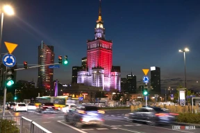 Фотофакт. Дворец культуры в Варшаве зажегся бело-красно-белым цветом